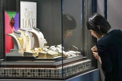 旺季生意淡 香港珠寶首飾零售業面臨嚴峻挑戰